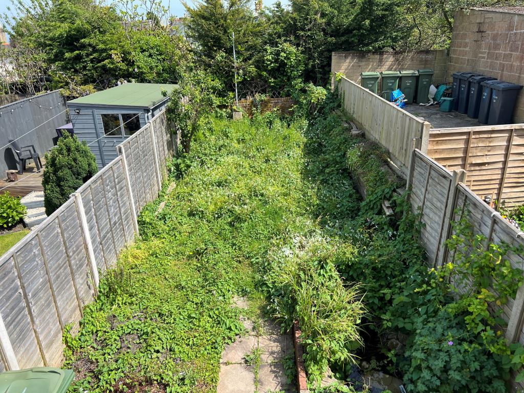 Lot: 102 - FOUR-BEDROOM TOWN CENTRE HOUSE FOR IMPROVEMENT - Looking Down on the rear garden